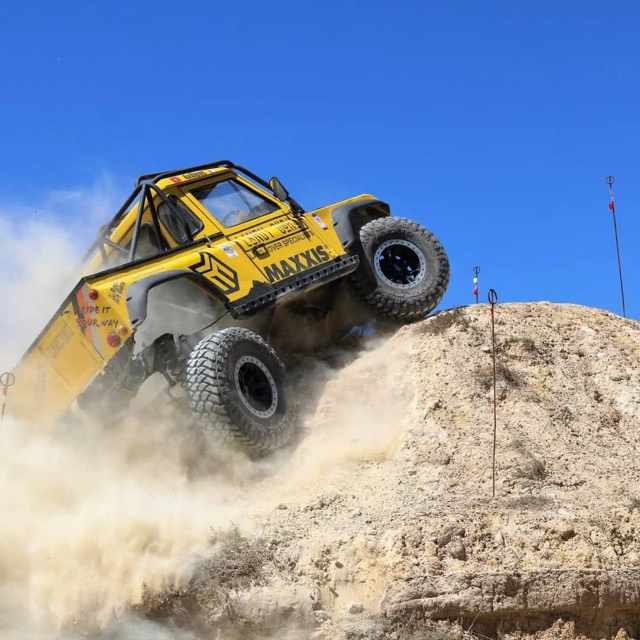 Yellow Defender Build — V8 Shop build