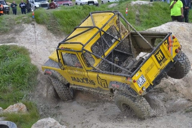Yellow Defender Build — V8 Shop build