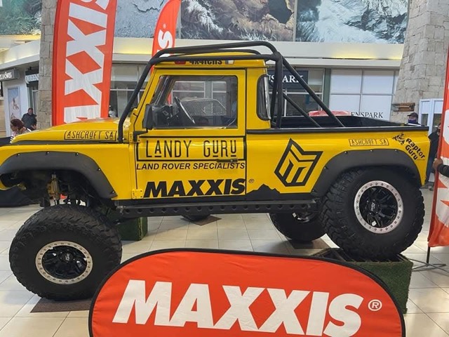 Yellow Defender Build — V8 Shop build