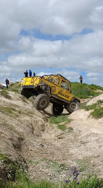 Yellow Defender Build — V8 Shop build