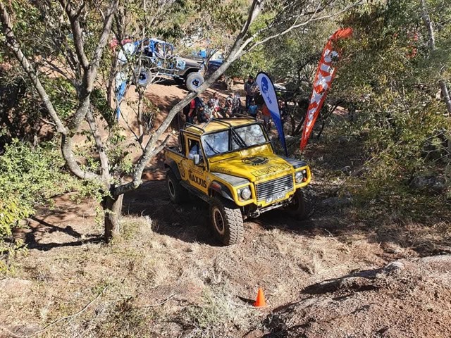 Yellow Defender Build — V8 Shop build
