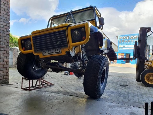 Yellow Defender Build — V8 Shop build
