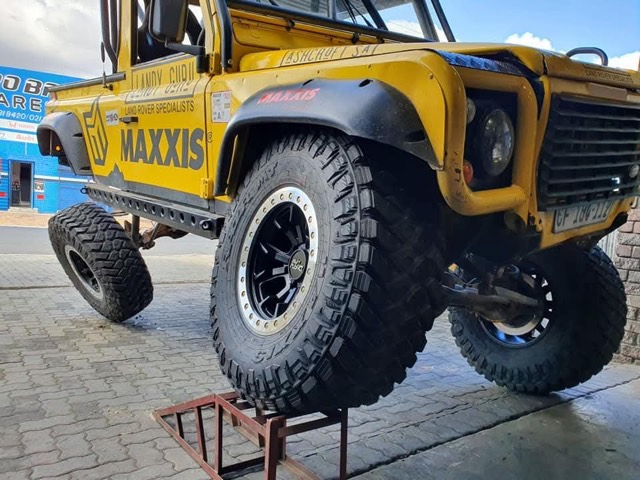 Yellow Defender Build — V8 Shop build