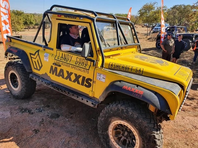 Yellow Defender Build — V8 Shop build