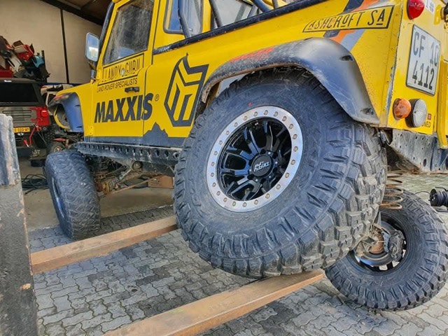 Yellow Defender Build — V8 Shop build